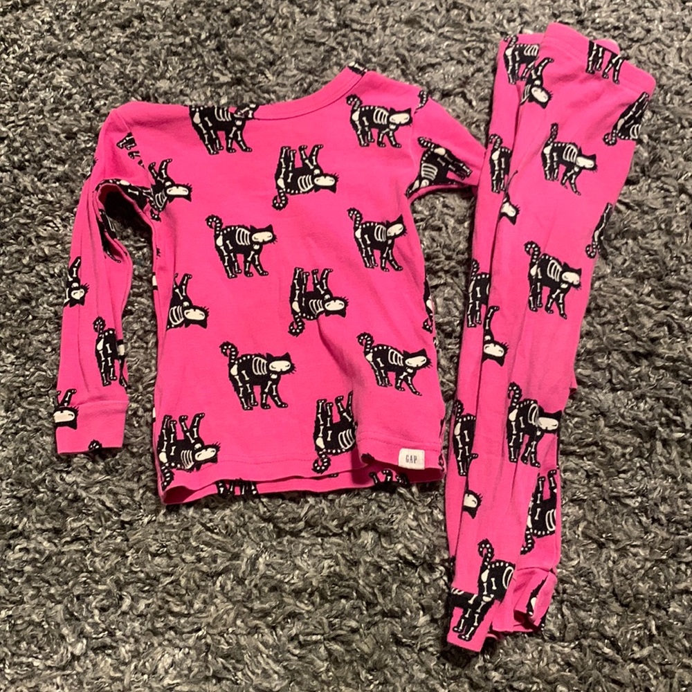 2T gently used Halloween pjs